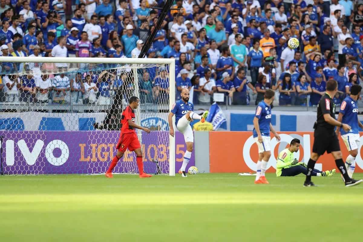 Imagens do confronto entre Cruzeiro e Sport