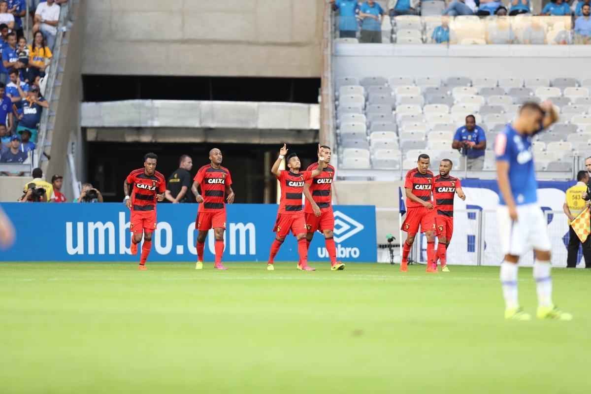 Imagens do confronto entre Cruzeiro e Sport