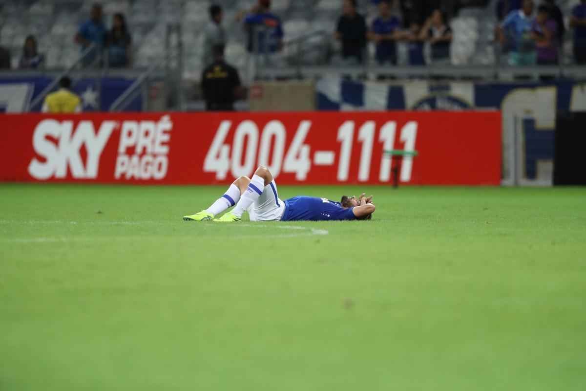 Atacante Rafael Sobis se deitou no gramado aps o apito final do rbitro