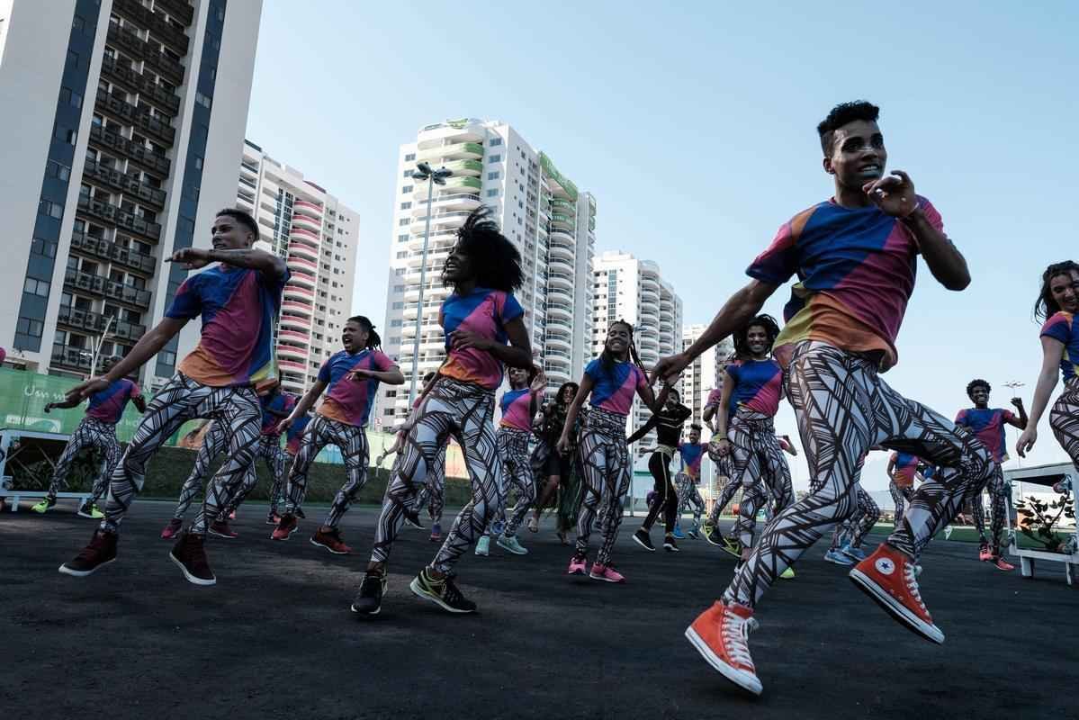 Danarinos se apresentam durante a cerimnia