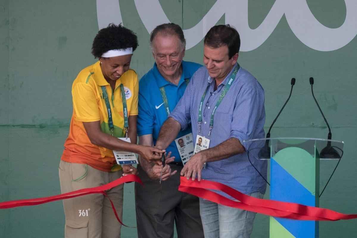 A ex-jogadora de basquete e prefeita da Vila Olmpica Janeth Arcain, o presidente Comit Olmpico Brasileiro (COB) Carlos Nuzman e o prefeito do Rio de Janeiro Eduardo Paes cortam a faixa na cerimnia de abertura da Vila Olmpica