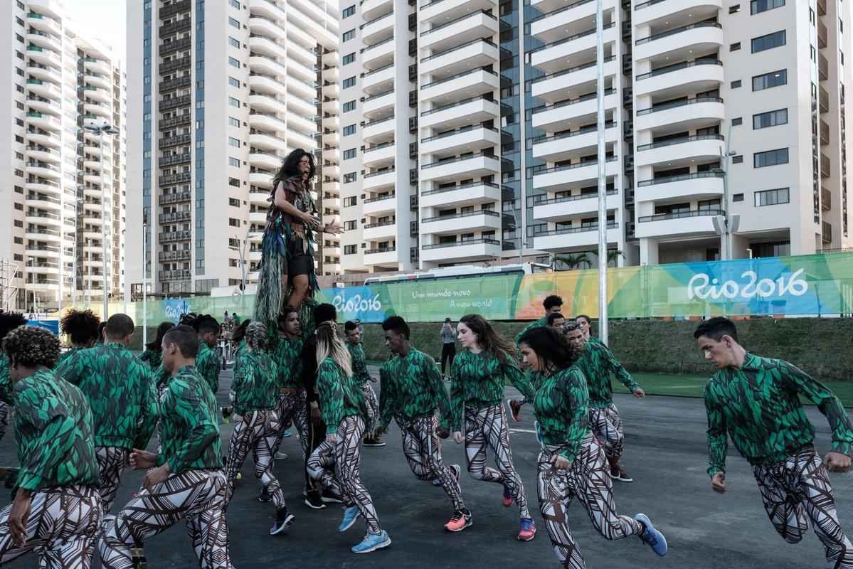 Danarinos se apresentam durante a cerimnia