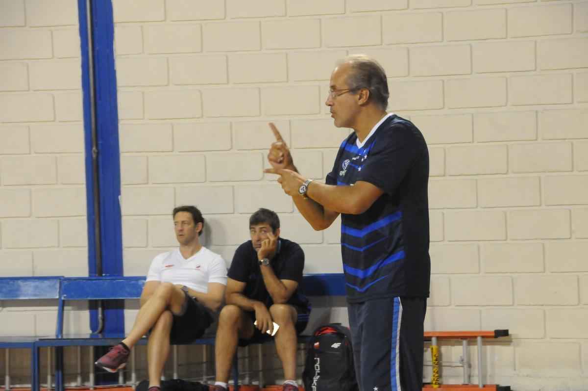 Tcnico da Seleo Polonesa Masculina de Vlei visitou Marcelo Mendez durante treino do Cruzeiro em BH