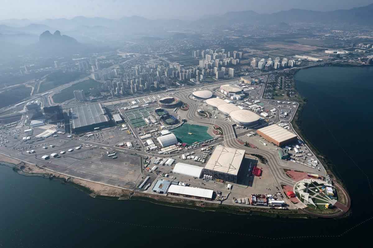 Rio de Janeiro visto de cima a alguns dias dos Jogos 2016. Parque Olmpico do Barra