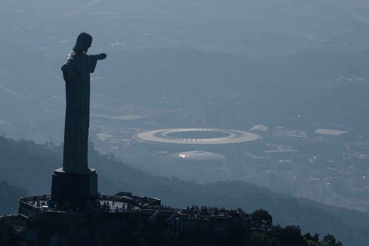 Rio de Janeiro visto de cima a alguns dias dos Jogos Olmpicos 2016. Cristo Redentor