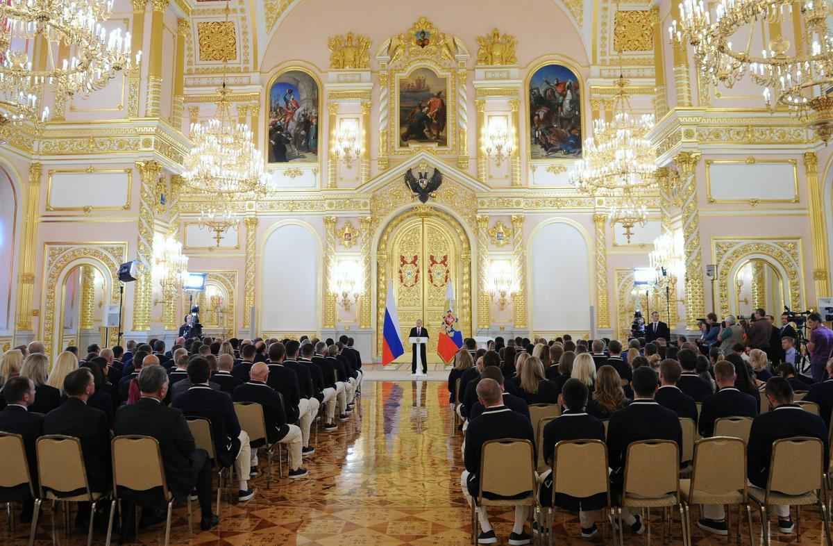 Atletas russos so recepcionados pelo presidente Vladimir Putin