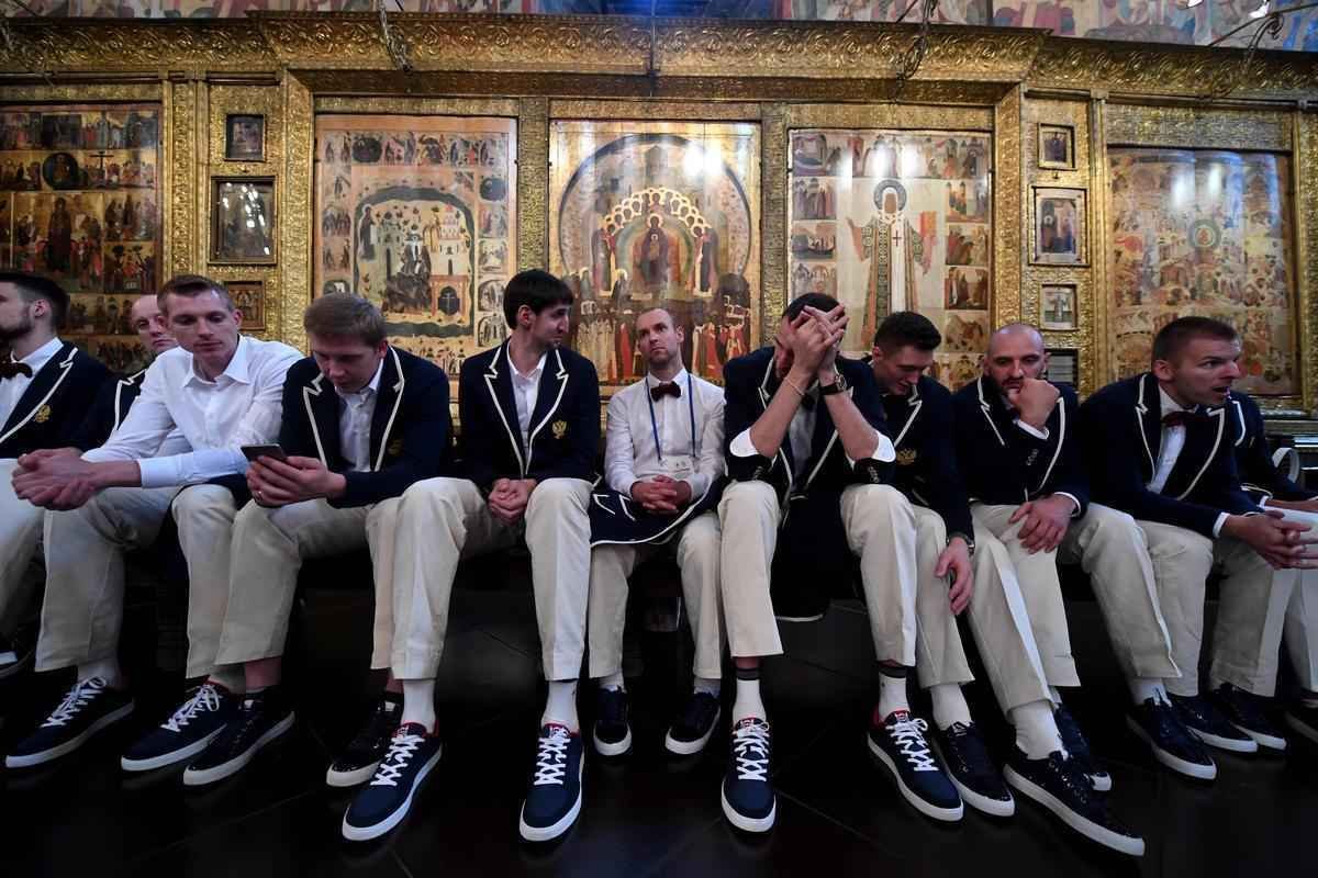 Atletas russos so recepcionados pelo presidente Vladimir Putin