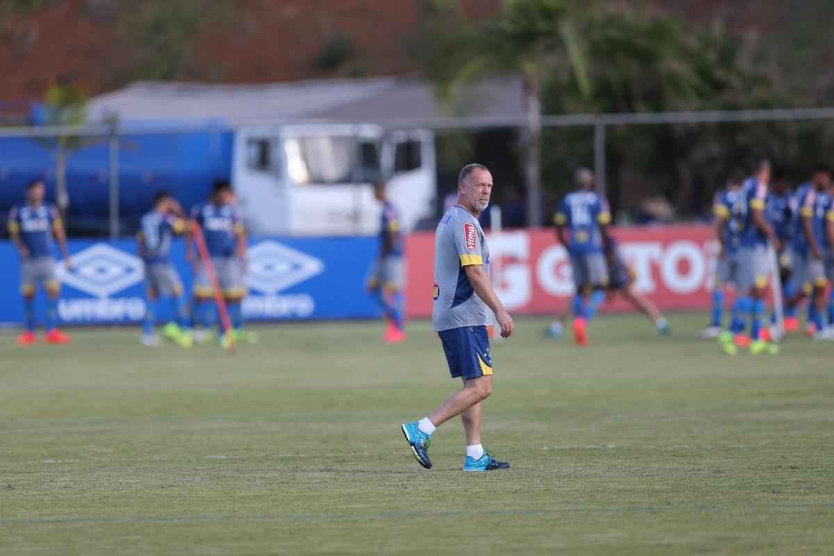 Treinador escalou Manoel na defesa, Willian no ataque, mas ganhou dvida com entorse de Henrique