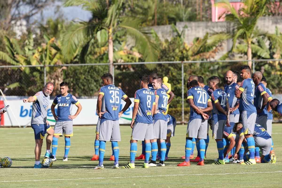 Treinador escalou Manoel na defesa, Willian no ataque, mas ganhou dvida com entorse de Henrique