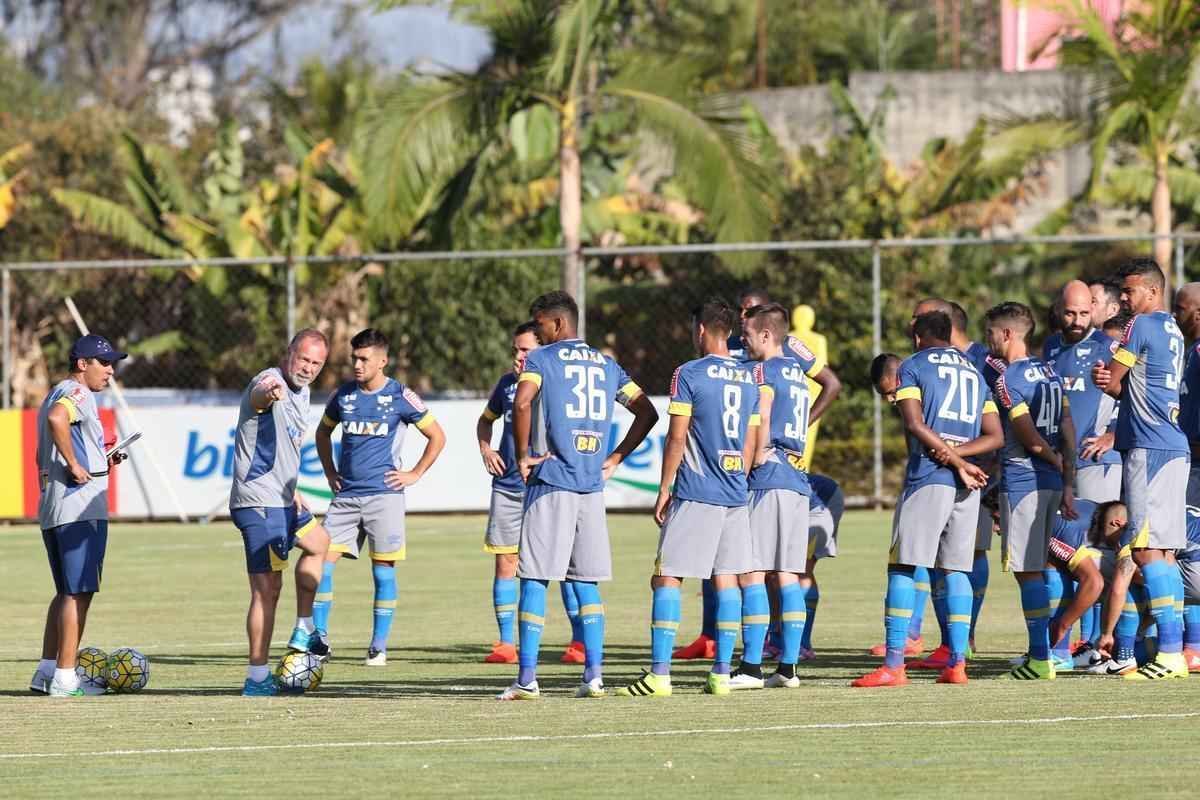 Treinador escalou Manoel na defesa, Willian no ataque, mas ganhou dvida com entorse de Henrique