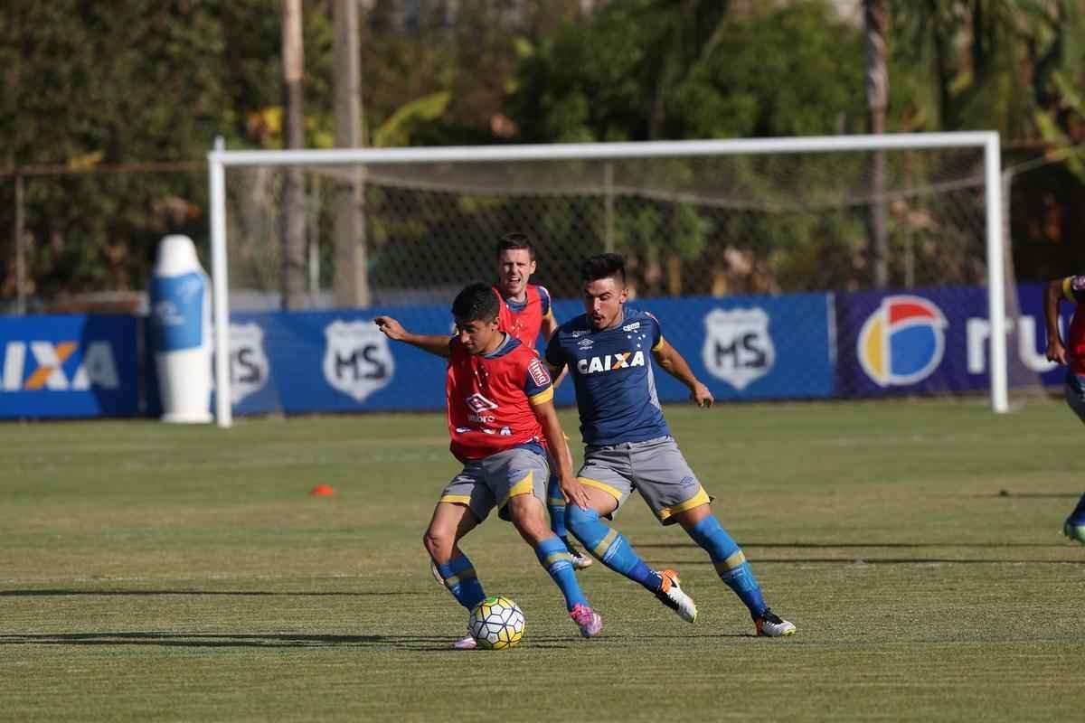 Treinador escalou Manoel na defesa, Willian no ataque, mas ganhou dvida com entorse de Henrique