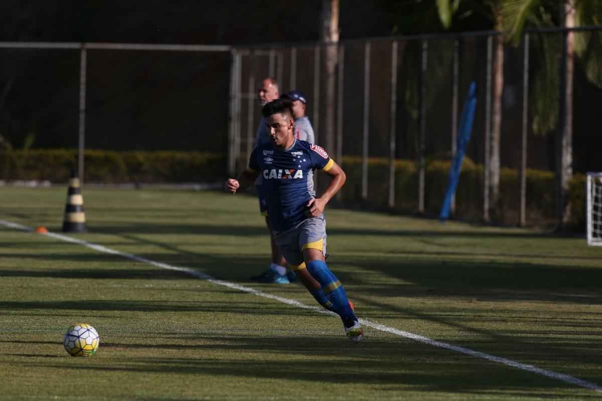 Treinador escalou Manoel na defesa, Willian no ataque, mas ganhou dvida com entorse de Henrique