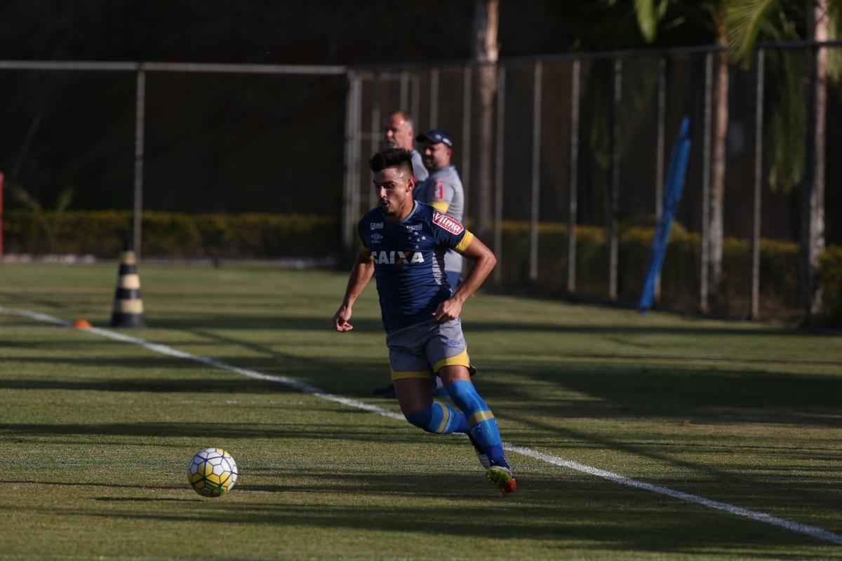 Treinador escalou Manoel na defesa, Willian no ataque, mas ganhou dvida com entorse de Henrique