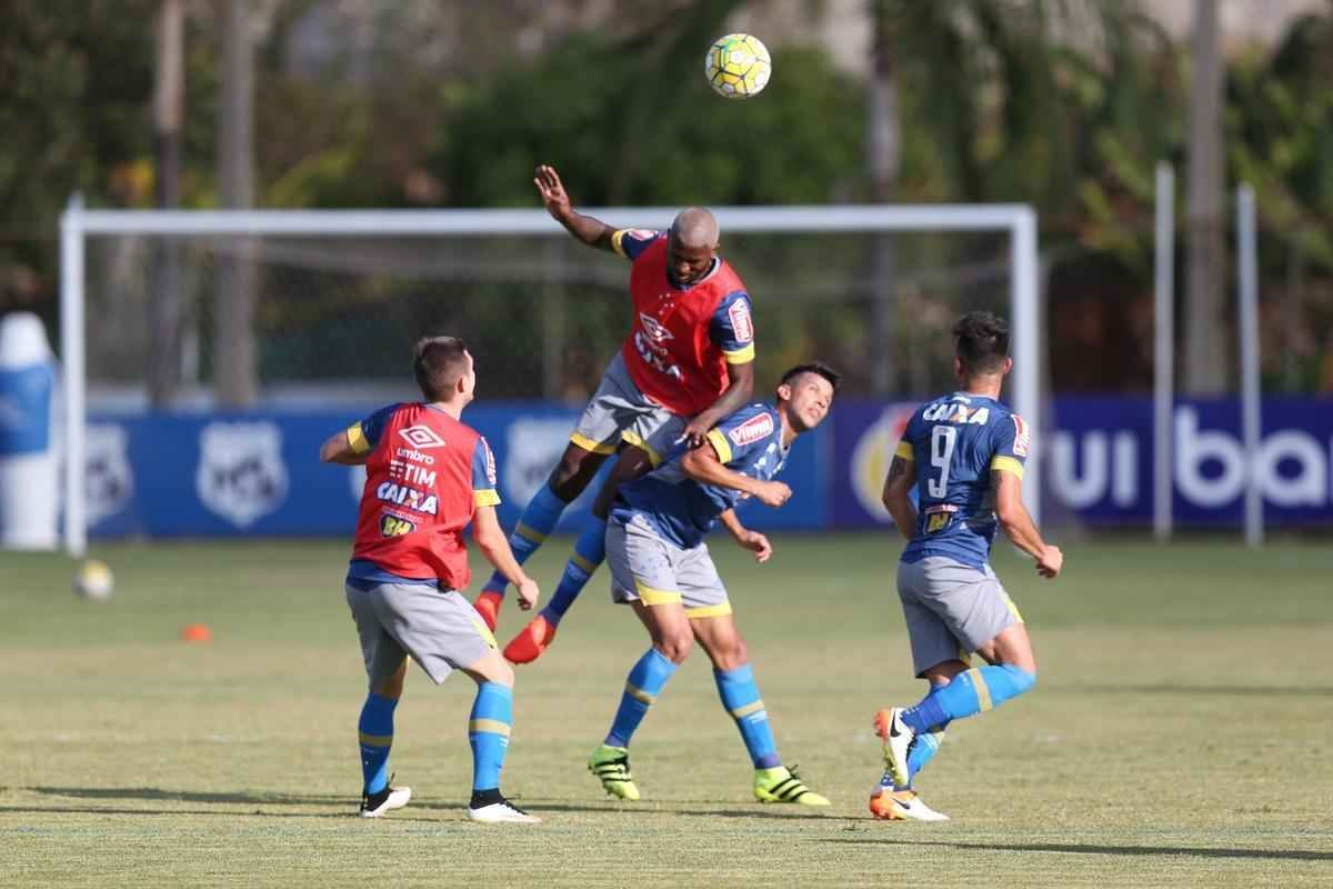 Treinador escalou Manoel na defesa, Willian no ataque, mas ganhou dvida com entorse de Henrique