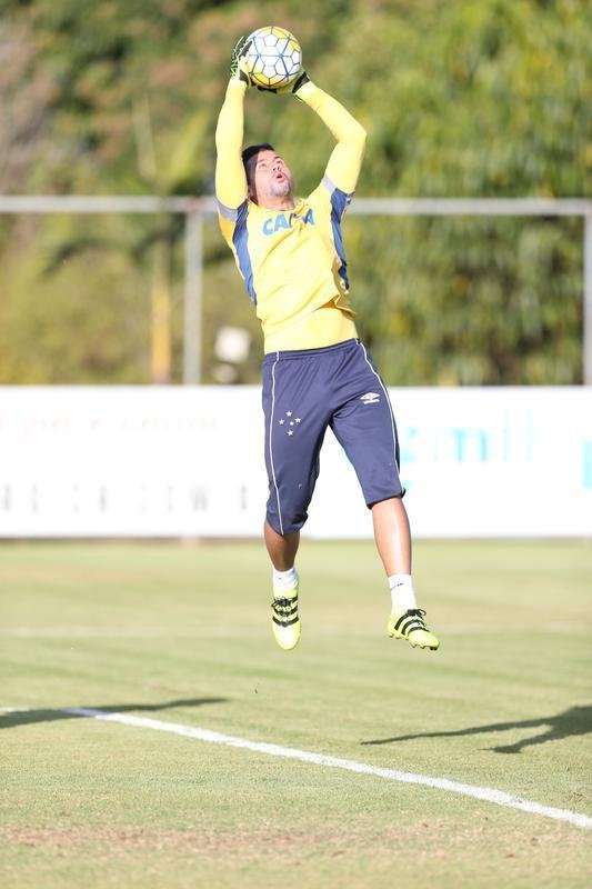 Treinador escalou Manoel na defesa, Willian no ataque, mas ganhou dvida com entorse de Henrique