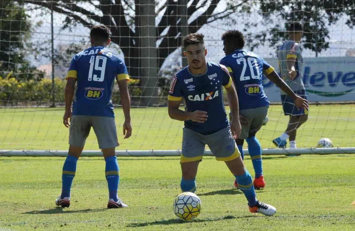 Mano Menezes comandou treino ttico em seu segundo dia no retorno ao Cruzeiro