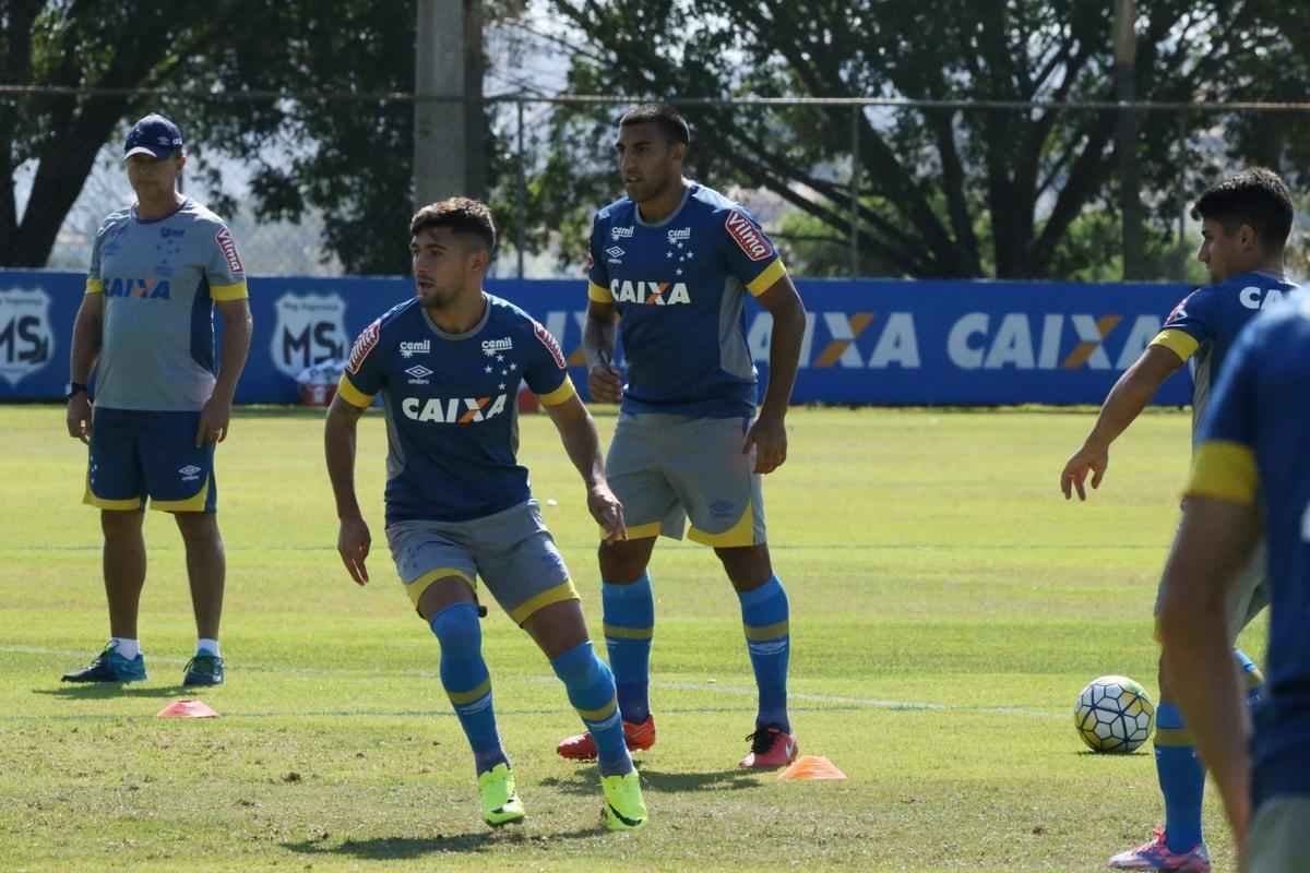 Mano Menezes comandou treino ttico em seu segundo dia no retorno ao Cruzeiro