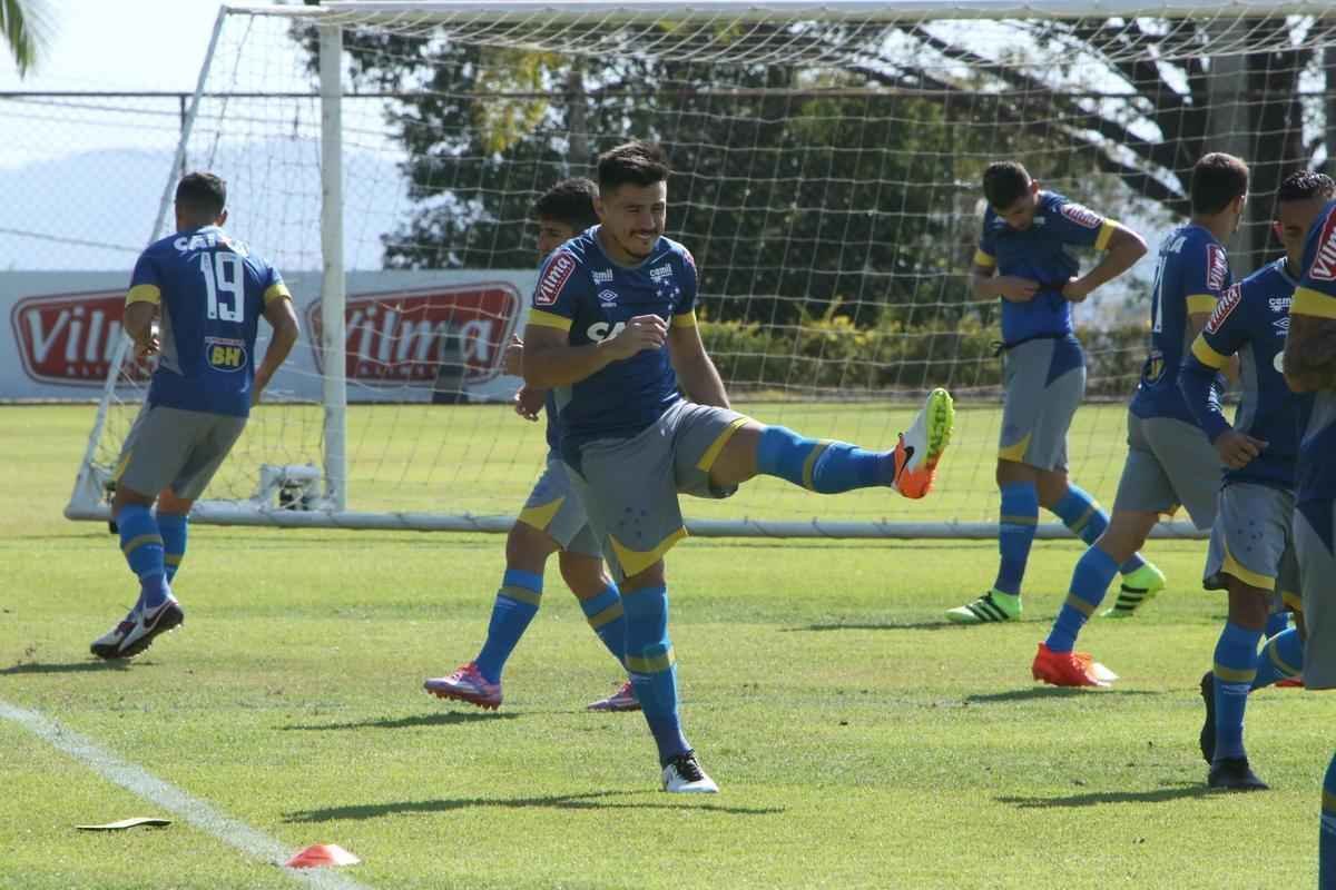 Mano Menezes comandou treino ttico em seu segundo dia no retorno ao Cruzeiro