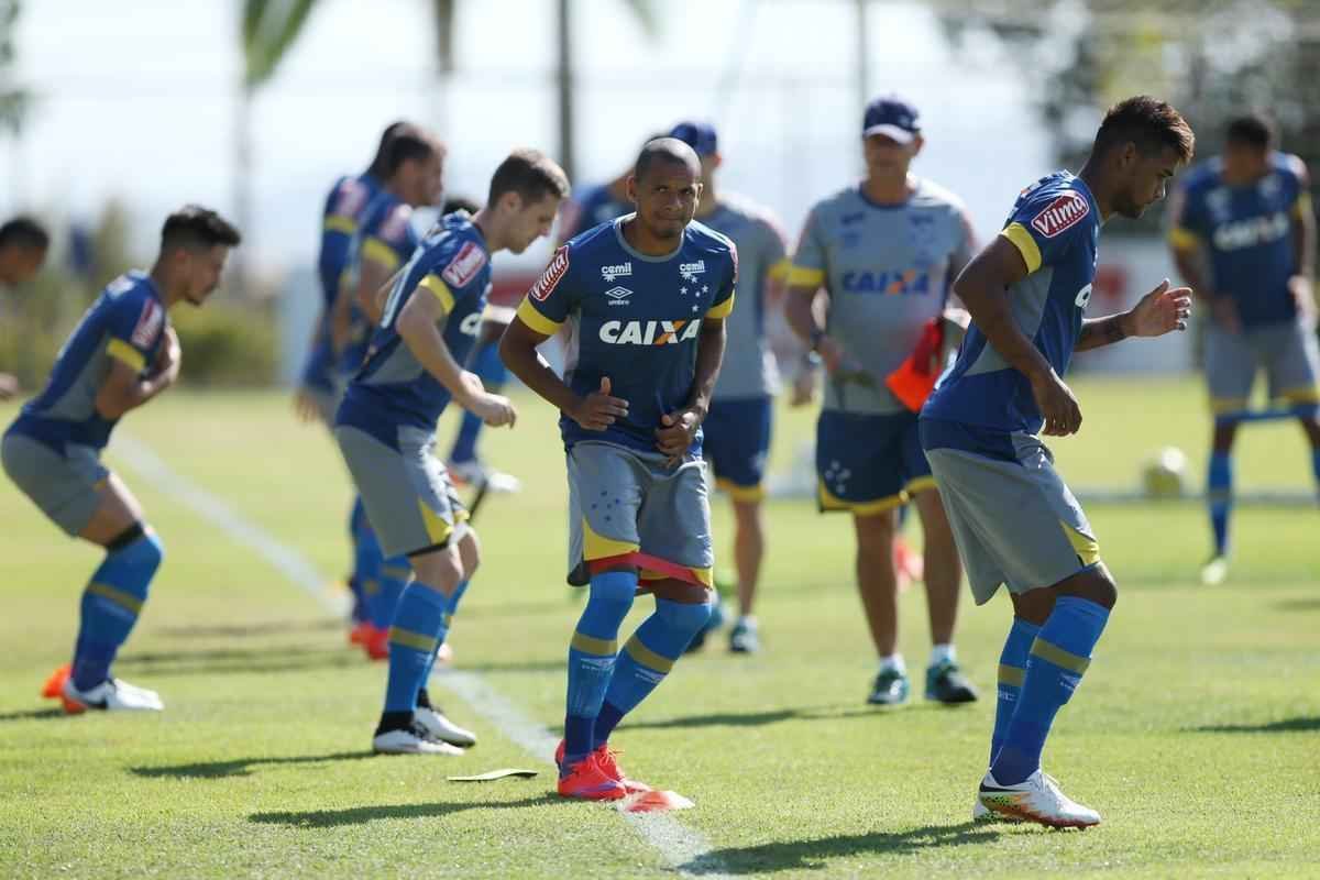 Mano Menezes comandou treino ttico em seu segundo dia no retorno ao Cruzeiro