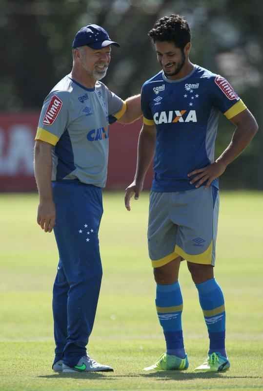 Mano Menezes comandou treino ttico em seu segundo dia no retorno ao Cruzeiro
