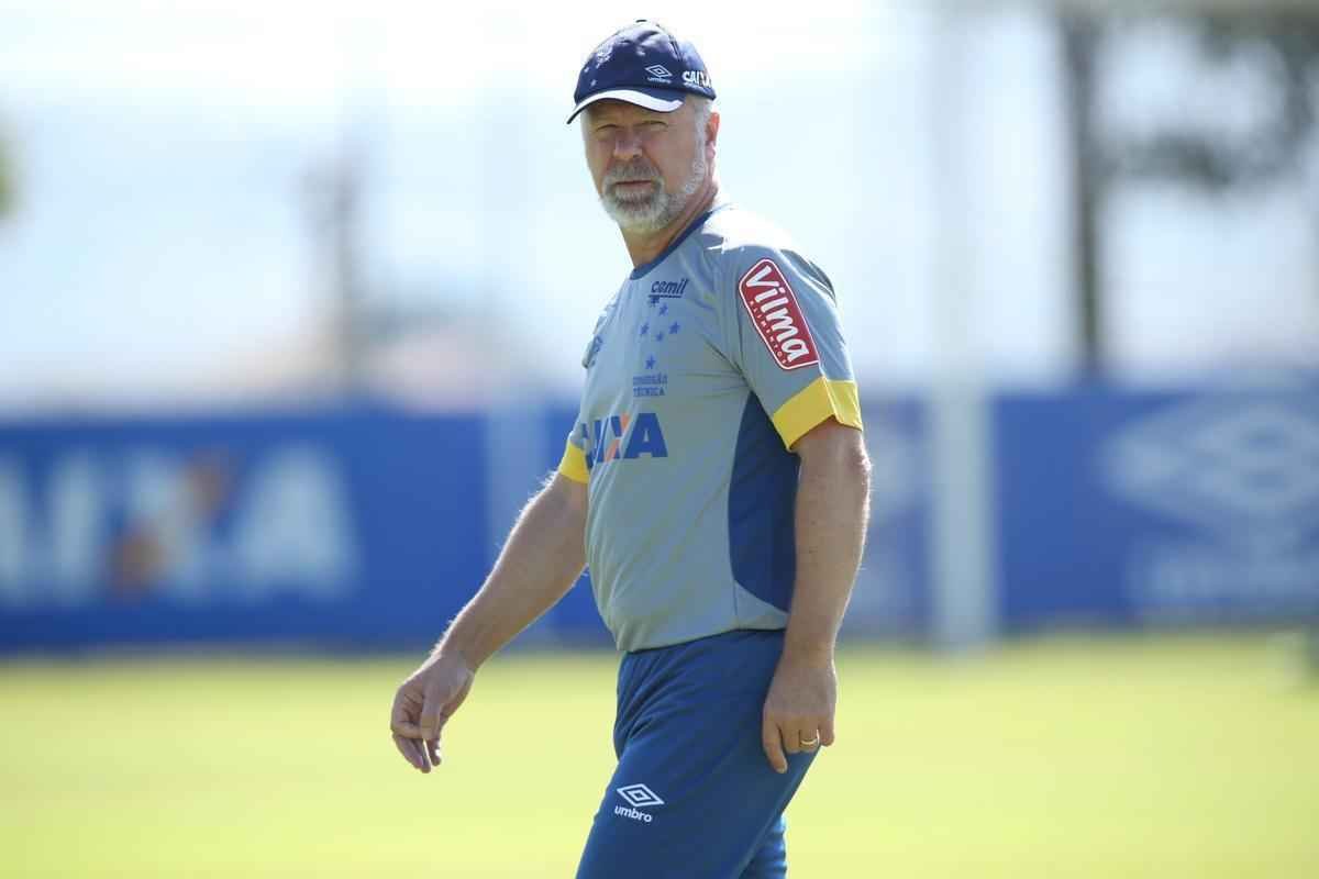 Mano Menezes comandou treino ttico em seu segundo dia no retorno ao Cruzeiro