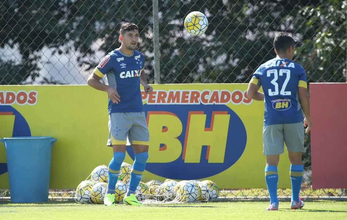 Mano Menezes comandou treino ttico em seu segundo dia no retorno ao Cruzeiro