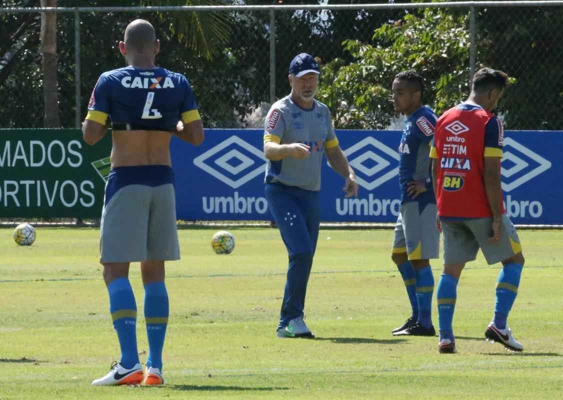 Mano Menezes comandou treino ttico em seu segundo dia no retorno ao Cruzeiro