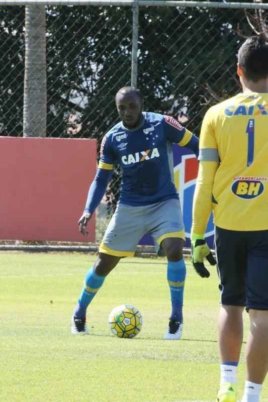 Mano Menezes comandou treino ttico em seu segundo dia no retorno ao Cruzeiro