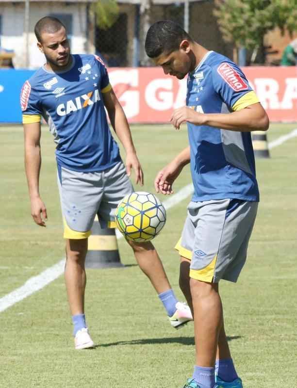 Mano Menezes comandou treino ttico em seu segundo dia no retorno ao Cruzeiro