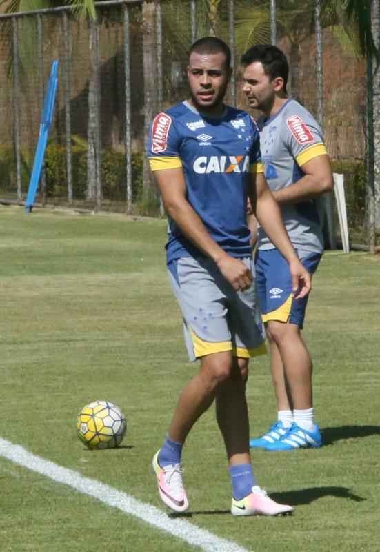 Mano Menezes comandou treino ttico em seu segundo dia no retorno ao Cruzeiro