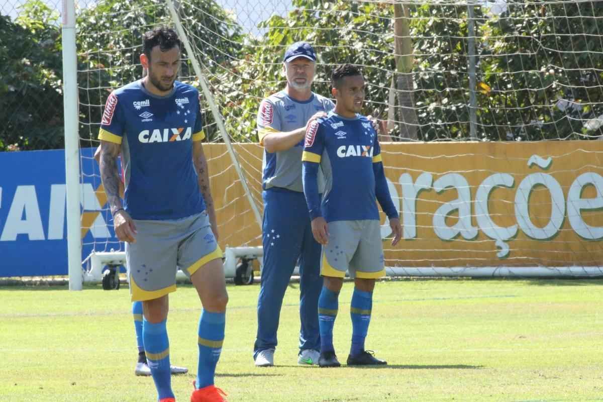 Mano Menezes comandou treino ttico em seu segundo dia no retorno ao Cruzeiro