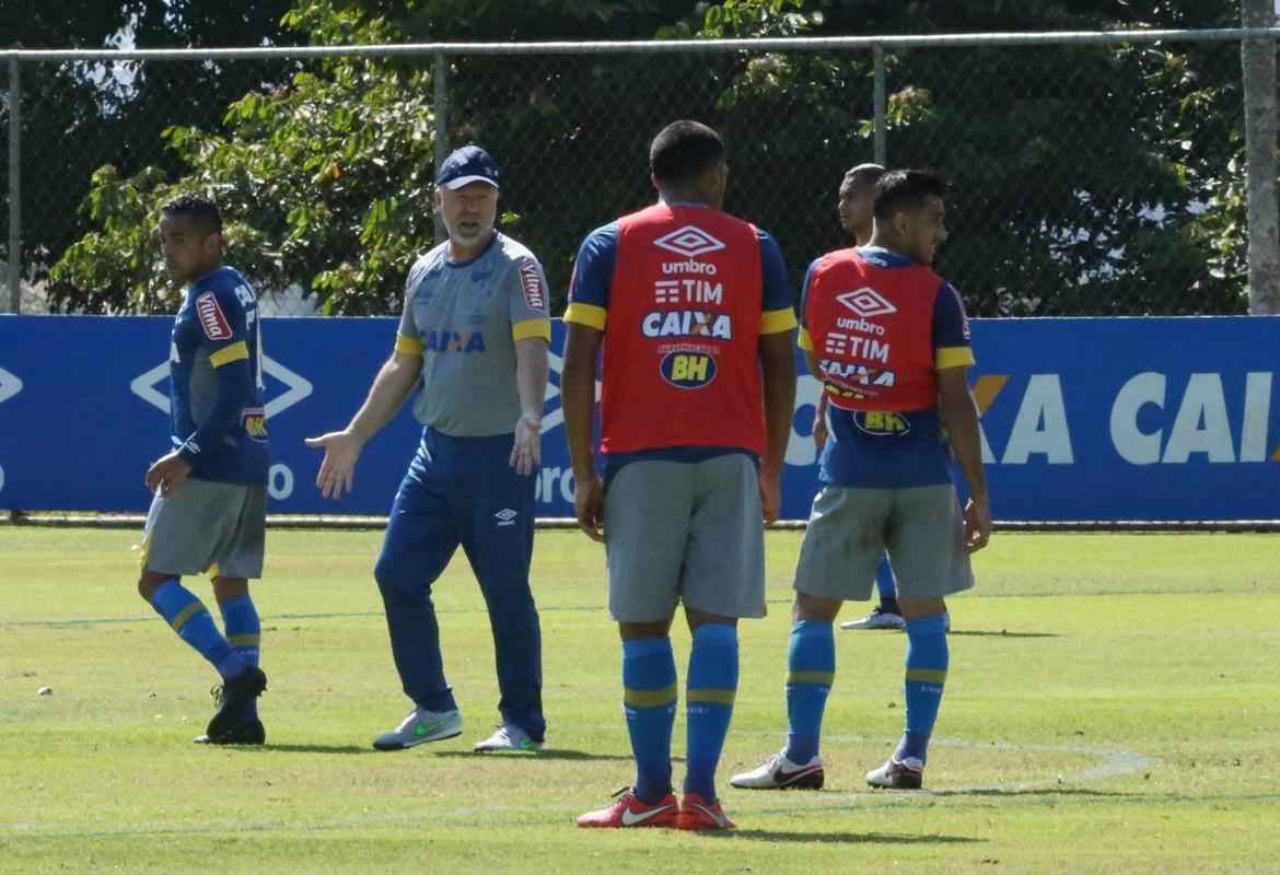 Mano Menezes comandou treino ttico em seu segundo dia no retorno ao Cruzeiro