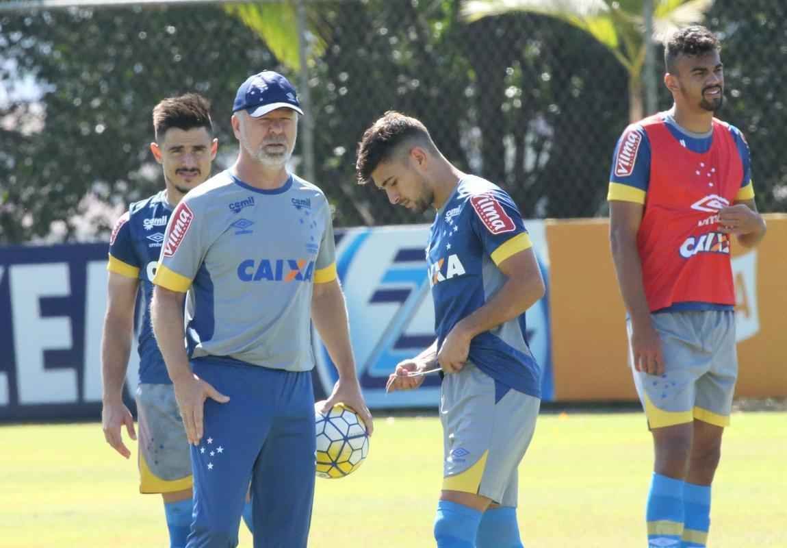 Mano Menezes comandou treino ttico em seu segundo dia no retorno ao Cruzeiro