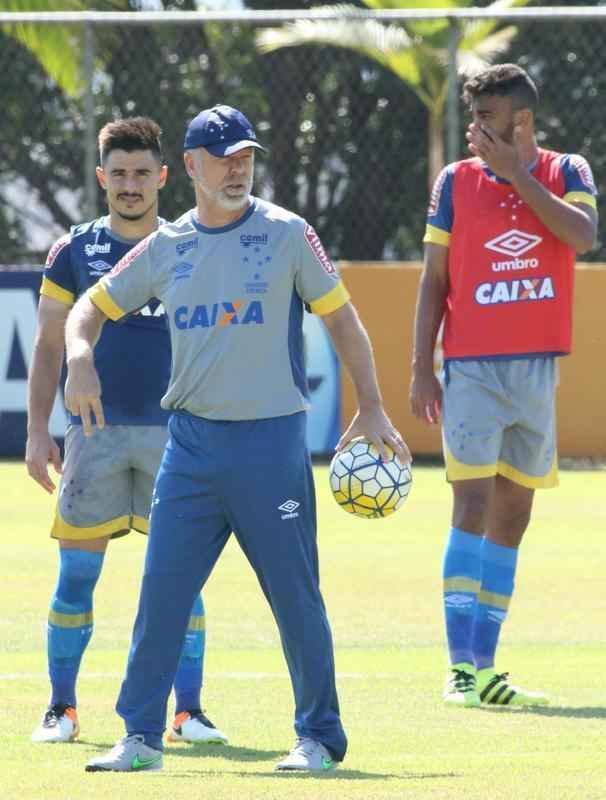 Mano Menezes comandou treino ttico em seu segundo dia no retorno ao Cruzeiro
