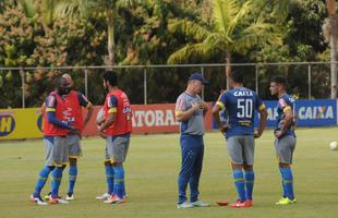 Em seu terceiro dia no retorno ao Cruzeiro, Mano Menezes comandou treino de finalizao na Toca