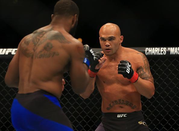 Tyron Woodley nocauteia Robbie Lawler no primeiro round no UFC 201 e conquista o cinturo