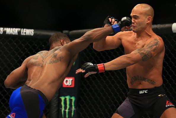 Tyron Woodley nocauteia Robbie Lawler no primeiro round no UFC 201 e conquista o cinturo