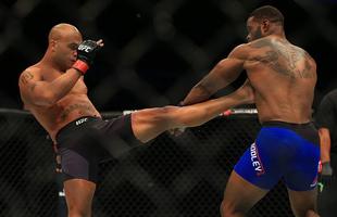 Tyron Woodley nocauteia Robbie Lawler no primeiro round no UFC 201 e conquista o cinturo