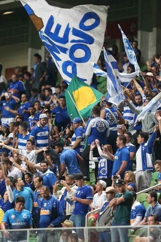 Imagens da torcida do Cruzeiro no jogo contra o Internacional