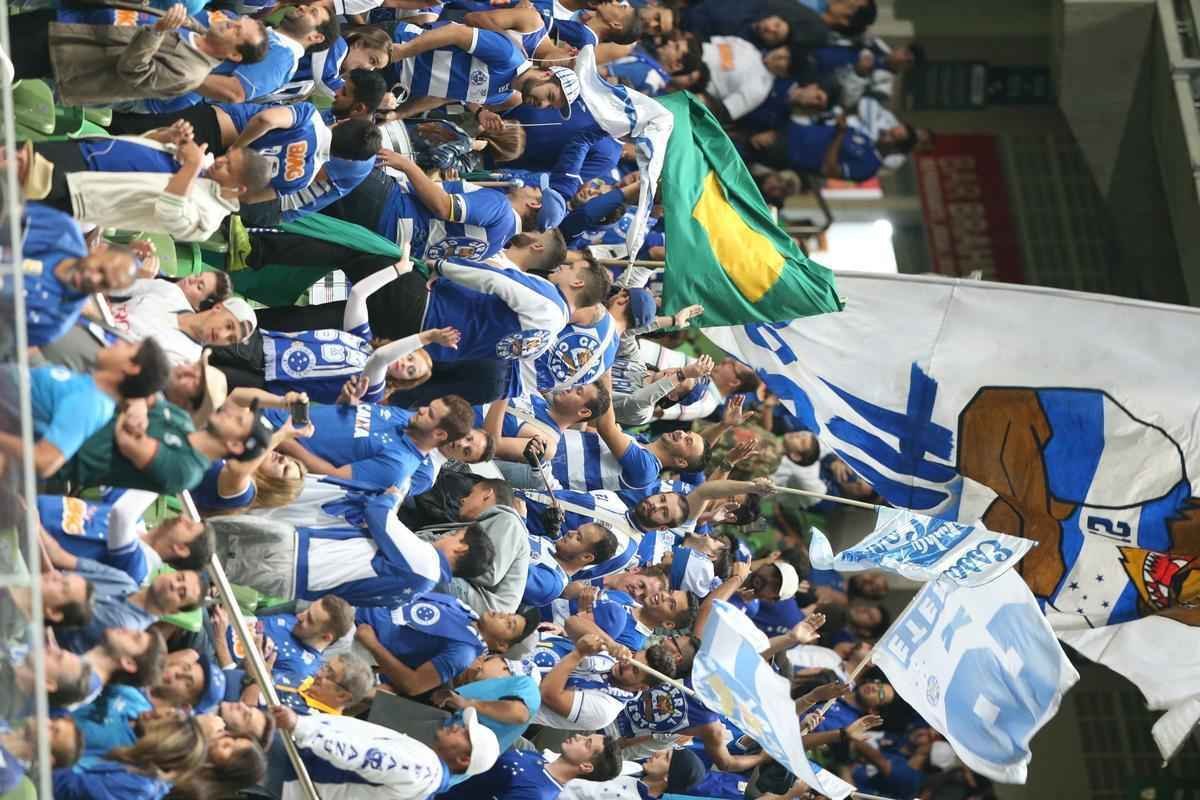 Imagens da torcida do Cruzeiro no jogo contra o Internacional