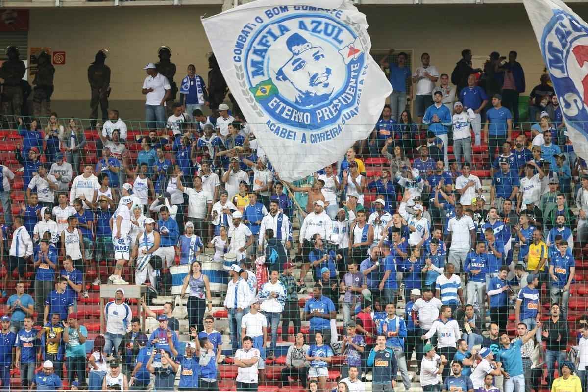 Imagens da torcida do Cruzeiro no jogo contra o Internacional