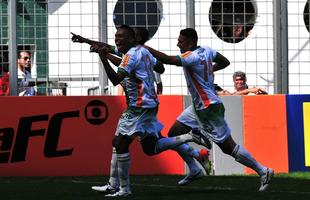 Fotos da comemorao do gol de Juninho, volante do Amrica, contra o Santos