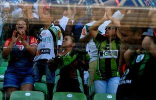 Fotos da comemorao do gol de Juninho, volante do Amrica, contra o Santos