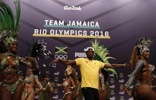 Usain Bolt dana samba em evento com passistas