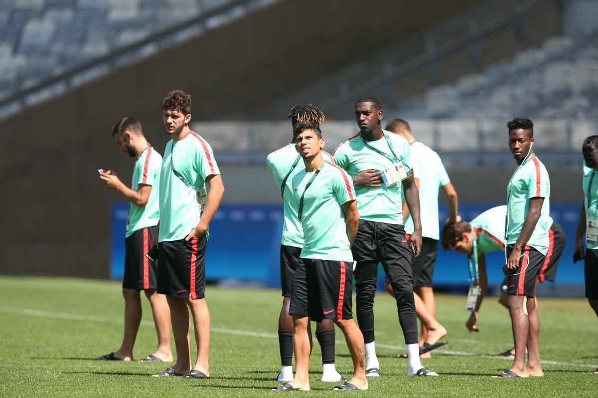 Jogadores da Sele��o Portuguesa tiraram muitas fotos durante visita ao Mineir�o na v�spera do duelo contra a Arg�lia pelos Jogos Ol�mpicos. Time j� est� classificado e usar� forma��o mista nesta quarta-feira