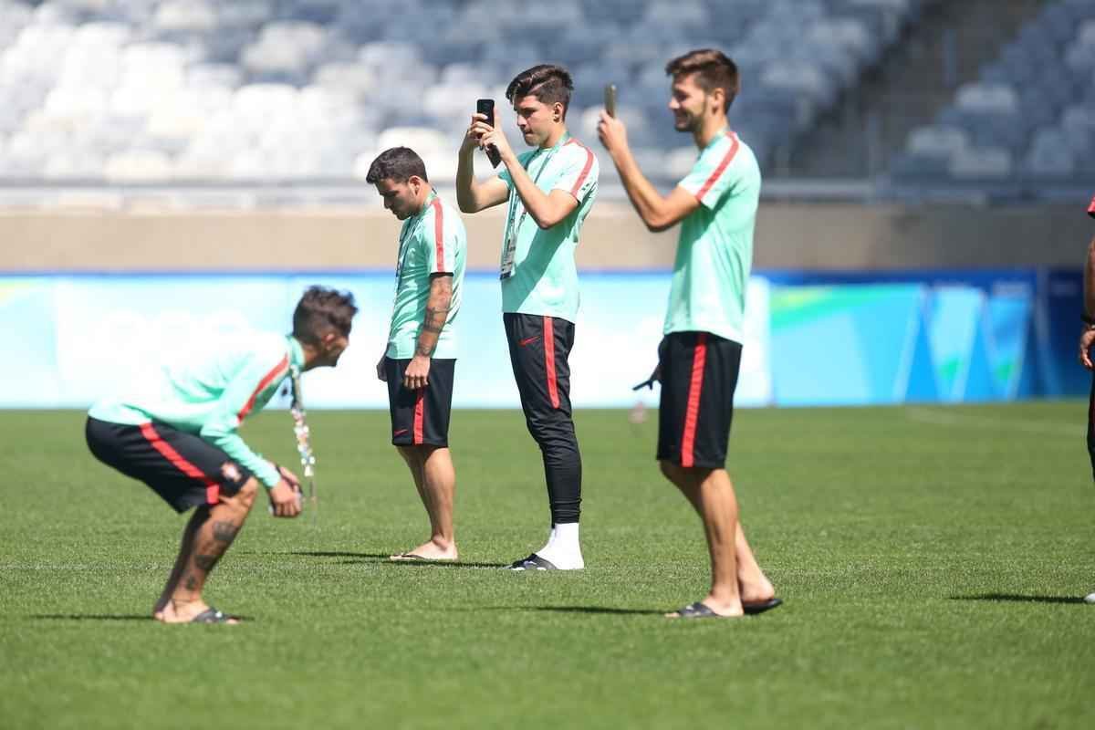 Jogadores da Sele��o Portuguesa tiraram muitas fotos durante visita ao Mineir�o na v�spera do duelo contra a Arg�lia pelos Jogos Ol�mpicos. Time j� est� classificado e usar� forma��o mista nesta quarta-feira
