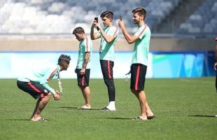 Jogadores da Sele��o Portuguesa tiraram muitas fotos durante visita ao Mineir�o na v�spera do duelo contra a Arg�lia pelos Jogos Ol�mpicos. Time j� est� classificado e usar� forma��o mista nesta quarta-feira