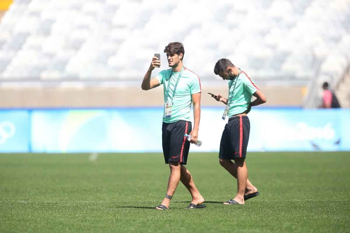 Jogadores da Sele��o Portuguesa tiraram muitas fotos durante visita ao Mineir�o na v�spera do duelo contra a Arg�lia pelos Jogos Ol�mpicos. Time j� est� classificado e usar� forma��o mista nesta quarta-feira