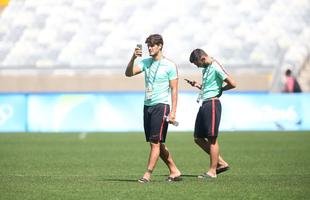 Jogadores da Sele��o Portuguesa tiraram muitas fotos durante visita ao Mineir�o na v�spera do duelo contra a Arg�lia pelos Jogos Ol�mpicos. Time j� est� classificado e usar� forma��o mista nesta quarta-feira
