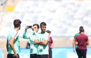 Jogadores da Sele��o Portuguesa tiraram muitas fotos durante visita ao Mineir�o na v�spera do duelo contra a Arg�lia pelos Jogos Ol�mpicos. Time j� est� classificado e usar� forma��o mista nesta quarta-feira